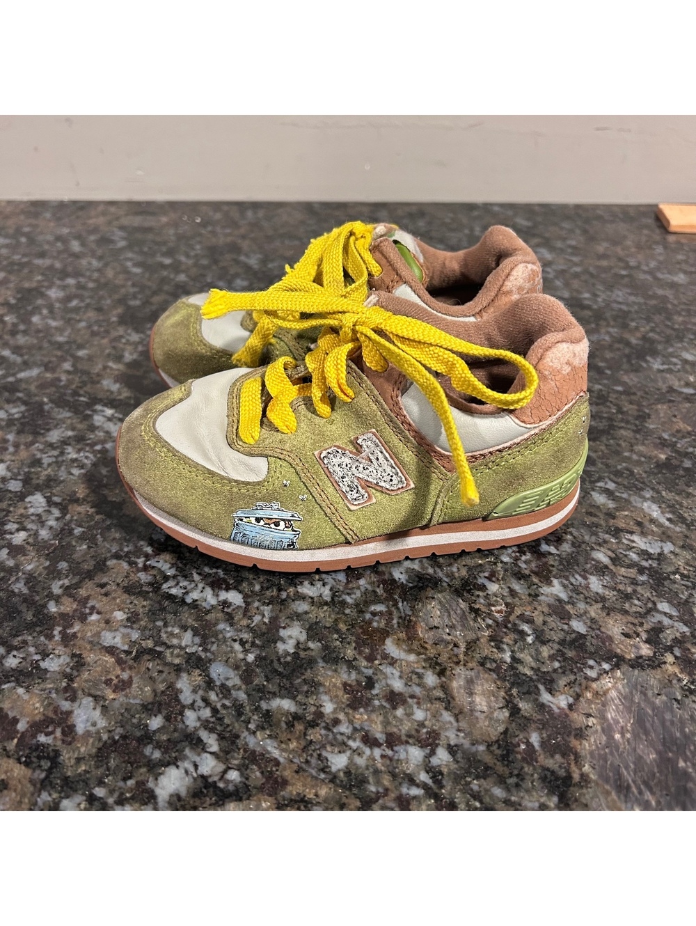 New Balance 574 Oscar the Grouch Sesame Street kids Sneakers Size 8.5